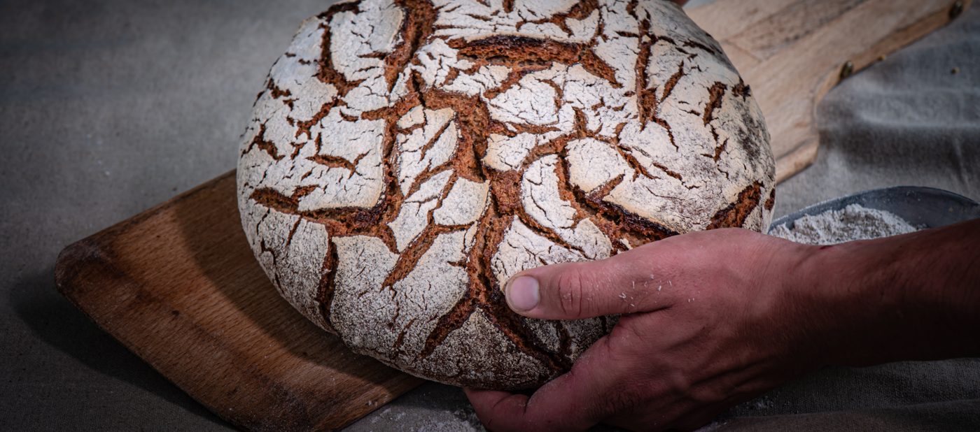 Un pain de seigle tenu à deux mains